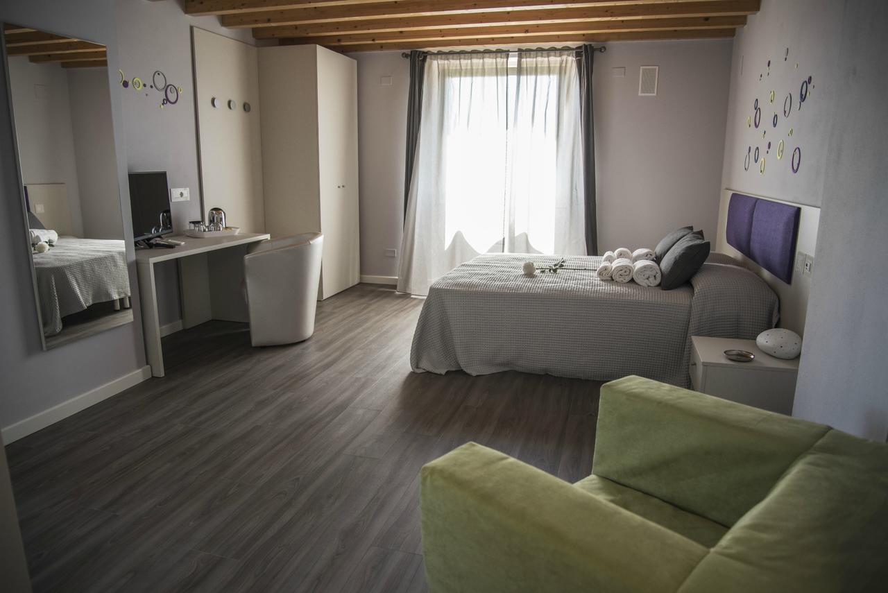 Michela Bb & Relais Bed & Breakfast โลนาโต ภายนอก รูปภาพ