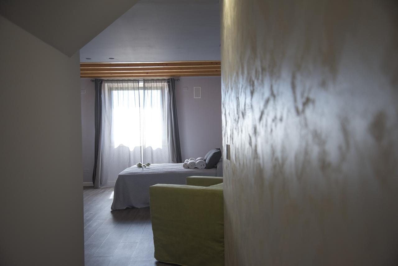 Michela Bb & Relais Bed & Breakfast โลนาโต ภายนอก รูปภาพ