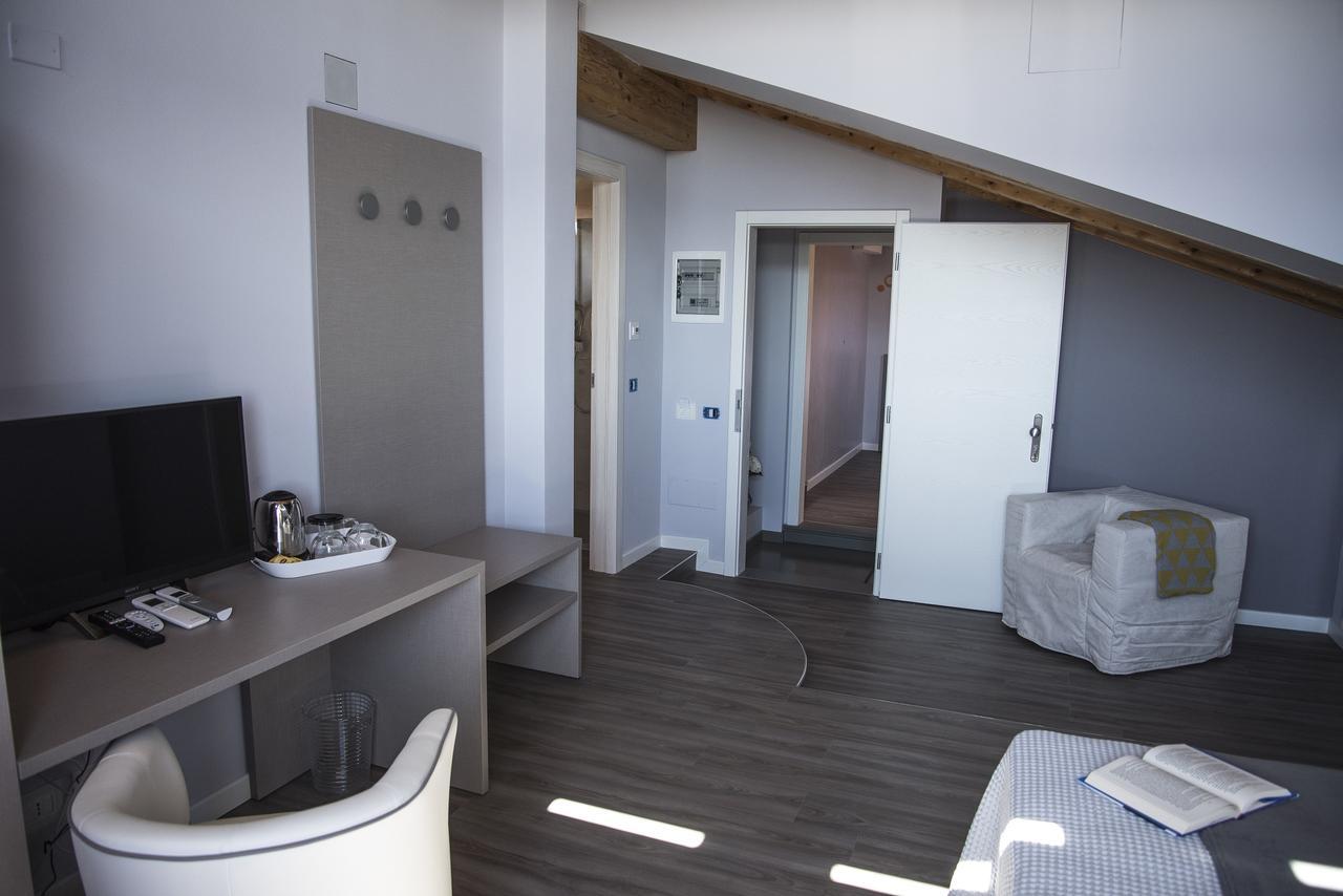 Michela Bb & Relais Bed & Breakfast โลนาโต ภายนอก รูปภาพ